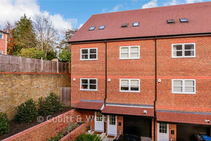 3 Bedroom Town House For Sale In Oakmont Close, Kenley, Surrey, CR8