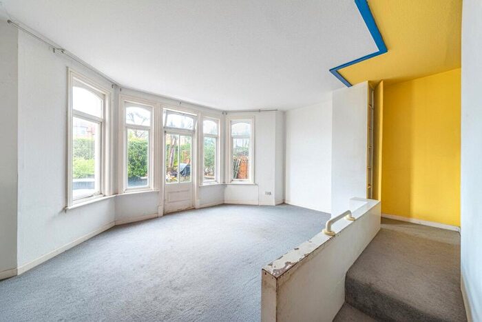1 Bedroom Apartment For Sale In Canfield Gardens, London, NW6