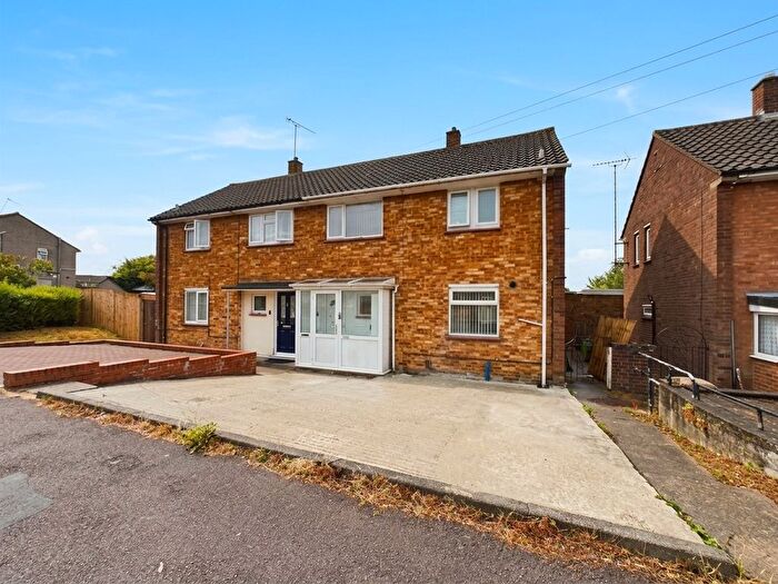 3 Bedroom Semi-Detached House For Sale In Brunel Road, Luton, Bedfordshire, LU4