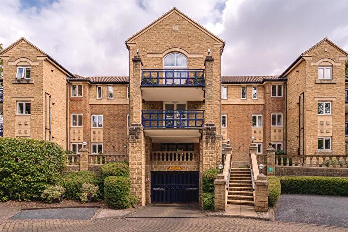 2 Bedroom Apartment For Sale In The Highlands, Harrogate Road, Moortown, LS17