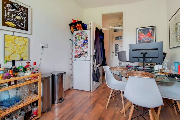 1 Bedroom Flat To Rent In Waldemar Avenue, Bishop's Park, London, SW6