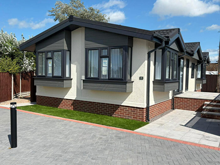 2 Bedroom Park Home For Sale In Tewkesbury, Gloucestershire, GL19