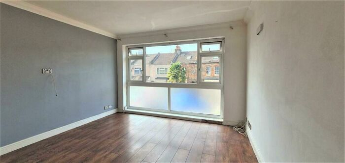 2 Bedroom Maisonette To Rent In Salisbury Road, Enfield, EN3