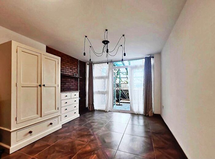 Studio To Rent In Grovelands Road, London, N15