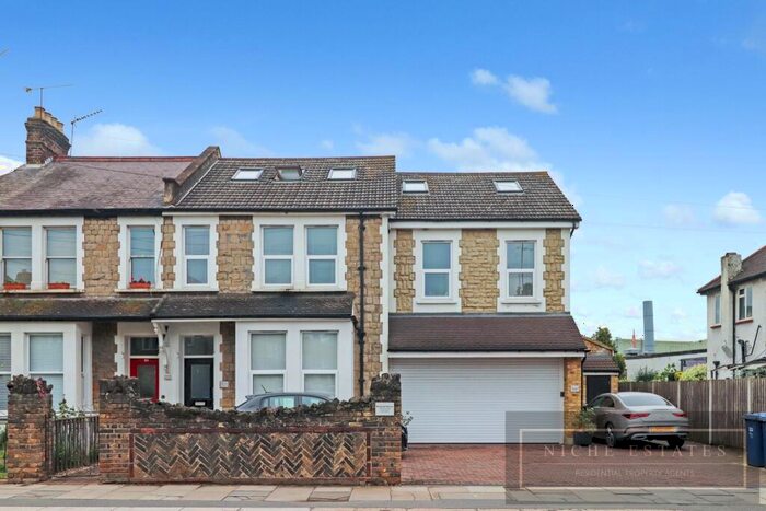 2 Bedroom Apartment To Rent In Brunswick Park Road, Friern Barnet, London, N11