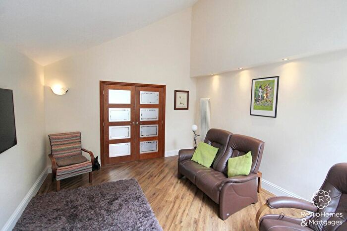 2 Bedroom Detached Bungalow For Sale In Glenmore Close, Bamford, OL11