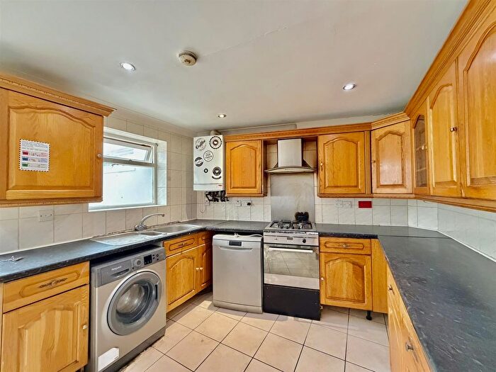 5 Bedroom Flat To Rent In Durham Avenue, Heston, TW5