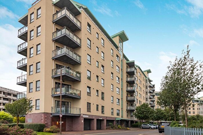 3 Bedroom Flat To Rent In / Portland Gardens, EH6