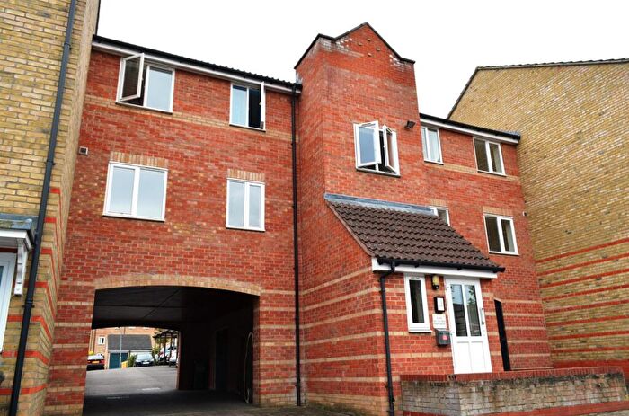 2 Bedroom Flat To Rent In Rookes Crescent, Chelmsford, Essex, CM1
