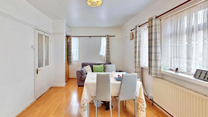 3 Bedroom End Of Terrace House For Sale In Greenway, Dagenham, RM8