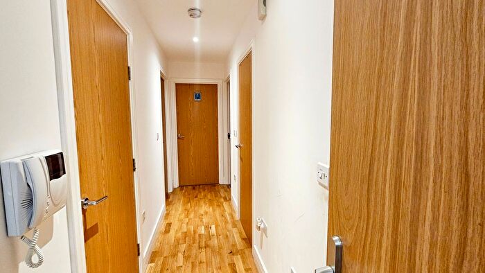 3 Bedroom Flat To Rent In High Street, Hounslow, TW3