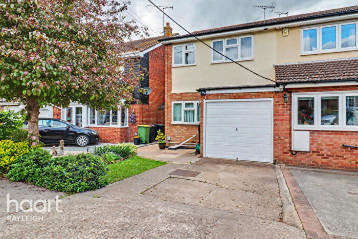 3 Bedroom Semi-Detached House For Sale In Grasmere Avenue, Hullbridge, SS5
