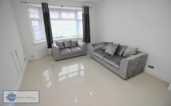 4 Bedroom End Of Terrace House To Rent In Ash Grove, Hounslow, TW5