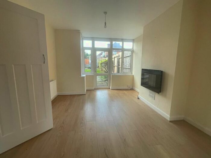 3 Bedroom Semi-Detached House To Rent In Banners Gate Road, Sutton Coldfield, B73