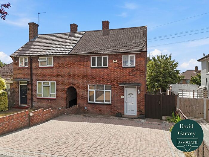 3 Bedroom End Of Terrace House For Sale In Longtown Road, Romford, RM3