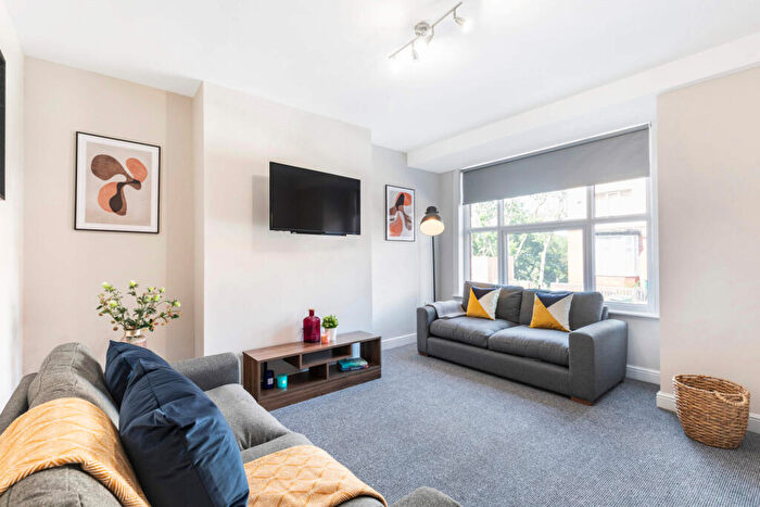 6 Bedroom House To Rent In Hartley Avenue, Leeds, LS6