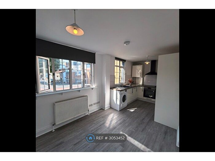 2 Bedroom Flat To Rent In Throwley Way, Sutton, SM1