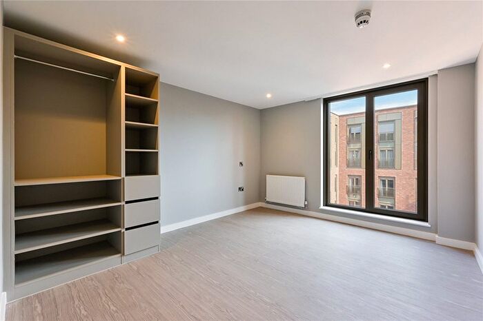 3 Bedroom Flat To Rent In Spinners Yard, Skinner Ln, LS7