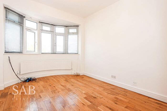 4 Bedroom End Of Terrace House To Rent In Ascot Gardens, Southall, UB1
