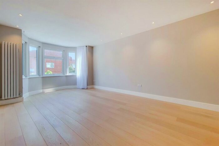 3 Bedroom Property To Rent In The Drive, London, NW11
