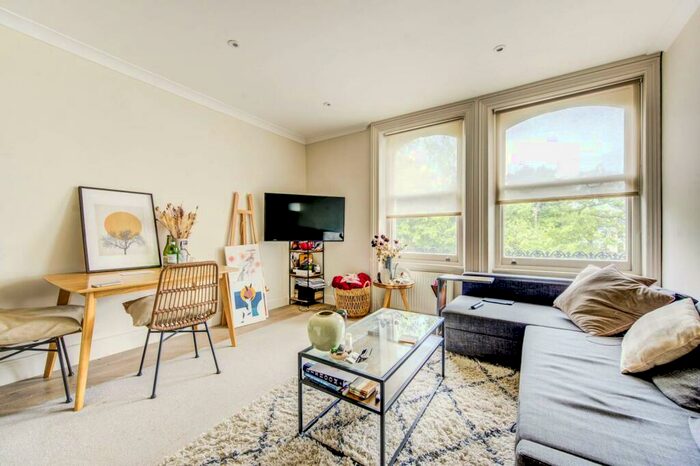 3 Bedroom Flat To Rent In Redcliffe Square, Chelsea, London, SW10