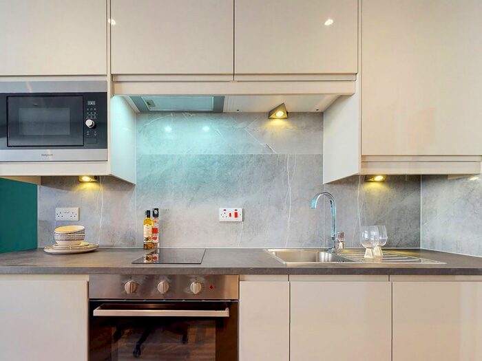 1 Bedroom Flat To Rent In Apt, South Parade #, LS1