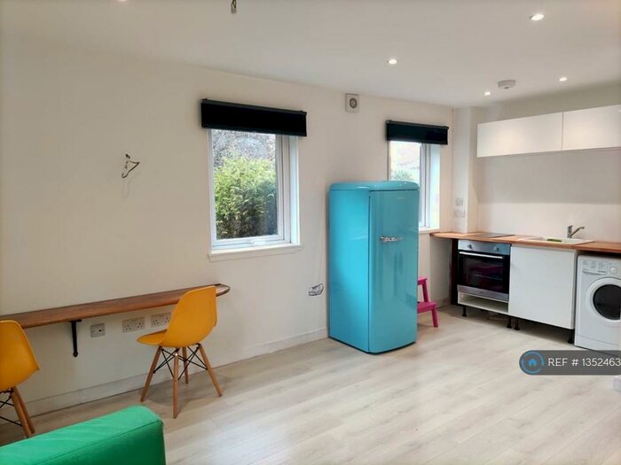 1 Bedroom Flat To Rent In Buckstone Circle, Edinburgh, EH10