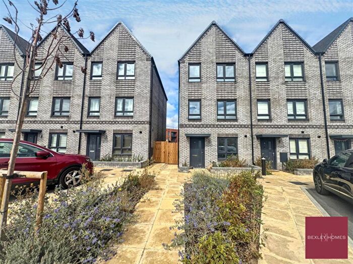 4 Bedroom Semi-Detached House To Rent In Hever Lane, Greenhithe, DA9