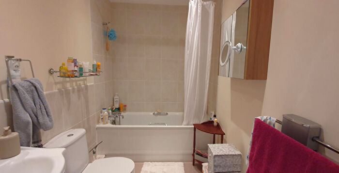 3 Bedroom Flat To Rent In Downton, SP5