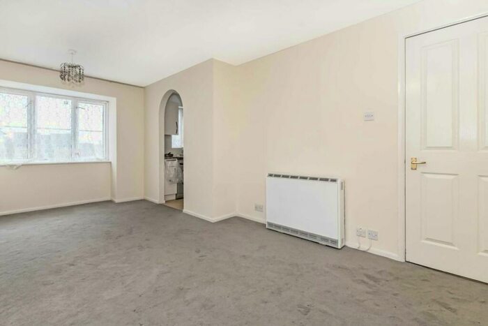 2 Bedroom Flat To Rent In Kingfisher Way, Willesden, NW10