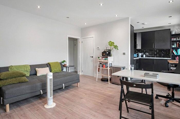 2 Bedroom Apartment For Sale In Brecknock Road, London, N7