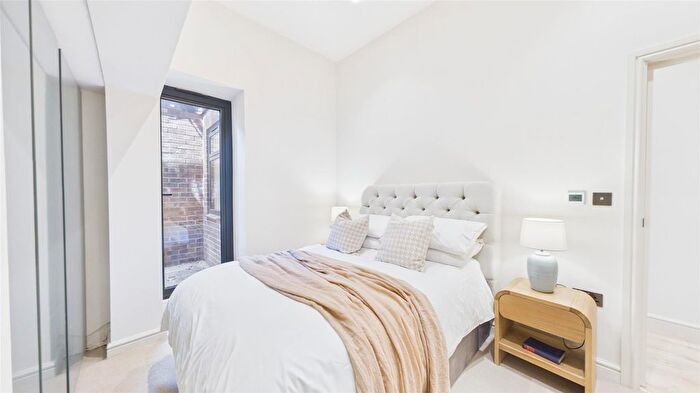 2 Bedroom Flat For Sale In Brixton Hill, London, SW2