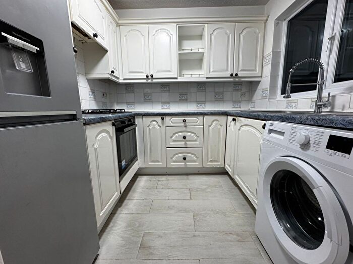 2 Bedroom Flat To Rent In Ruskin Way, Colliers Wood, SW19