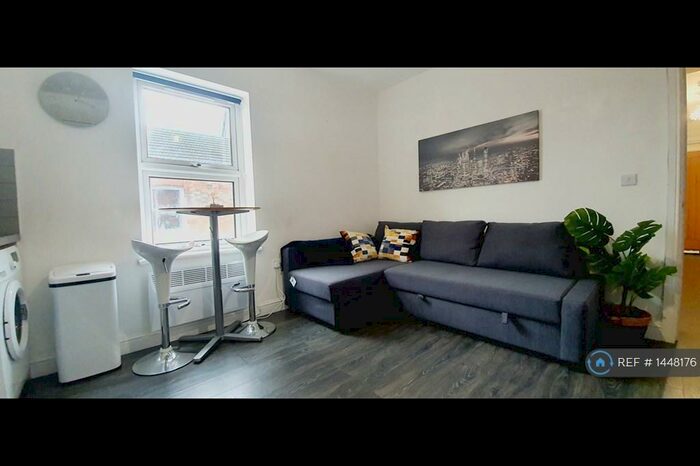 1 Bedroom Flat To Rent In Conduit Road, Bedford, MK40