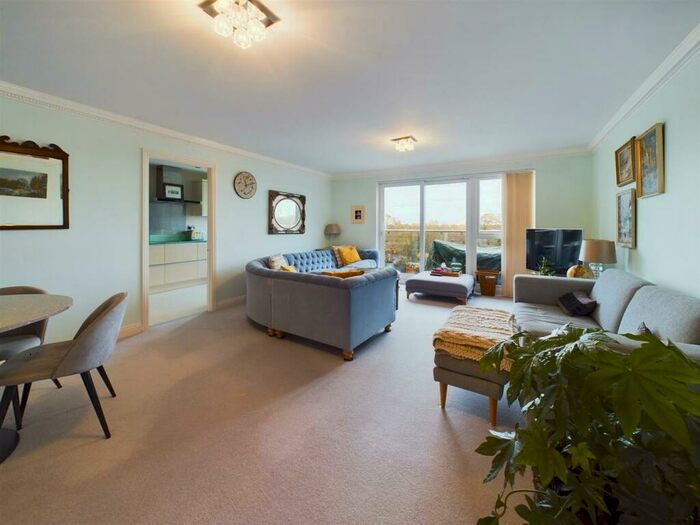 2 Bedroom Flat To Rent In Vale Road, Weybridge, KT13