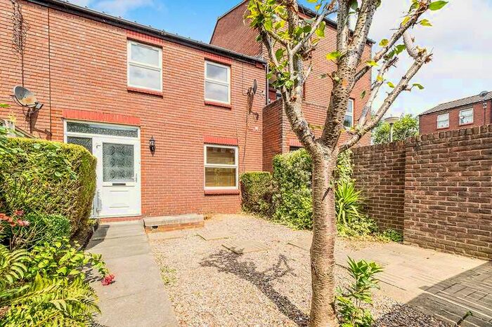 2 Bedroom House To Rent In Parkway, Erith, Kent, DA18