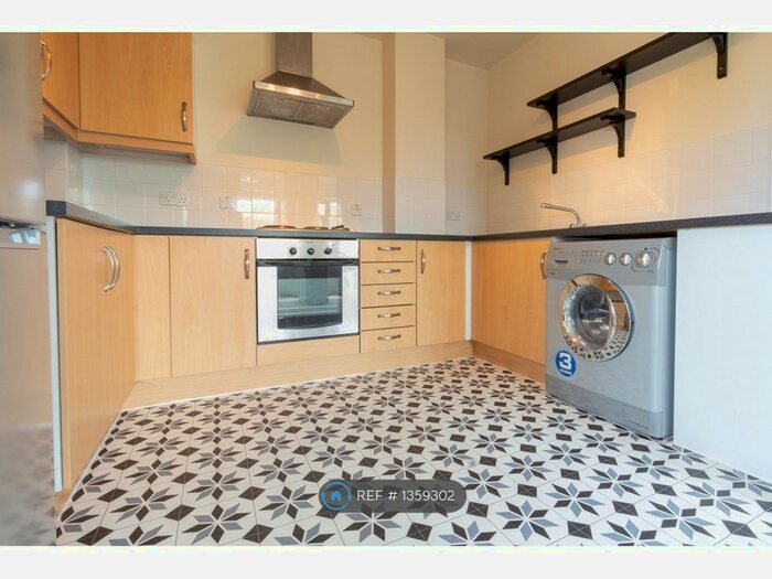 2 Bedroom Flat To Rent In Radnor House, London, SW16