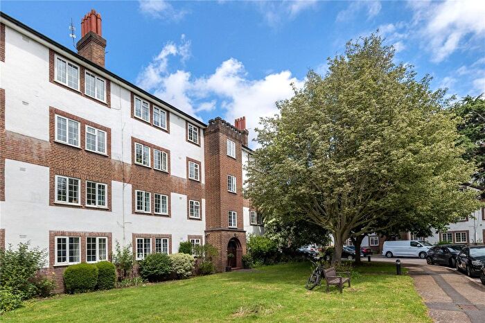 2 Bedroom Flat For Sale In Kew Road, Kew, Surrey, TW9