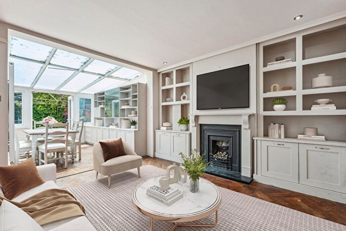 2 Bedroom Maisonette For Sale In Elmwood Road, Grove Park, W4