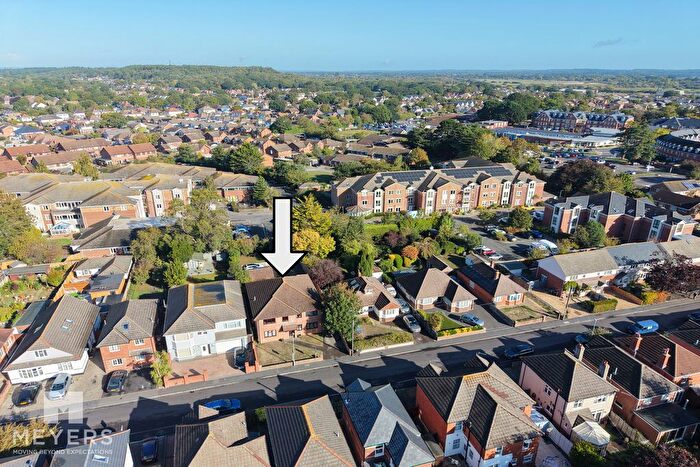 2 Bedroom Flat To Rent In Jumpers Road, Christchurch, BH23