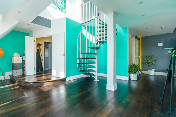 2 Bedroom Apartment For Sale In Empire Square, Islington, London, N7