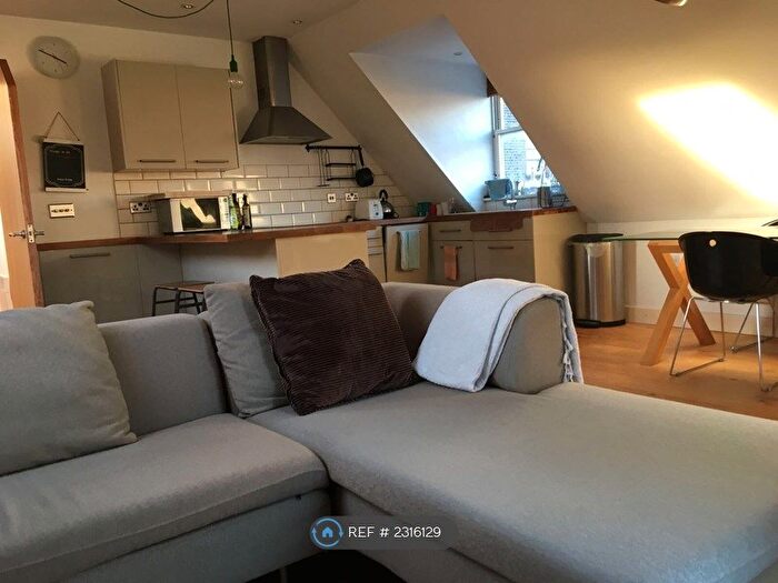 2 Bedroom Flat To Rent In Clapham Road, London, SW9