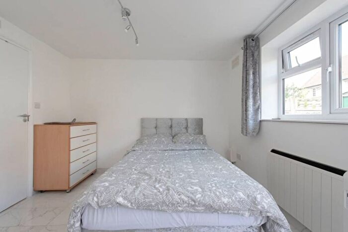 1 Bedroom Studio To Rent In The Vale, London, NW11