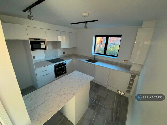 1 Bedroom Flat To Rent In Mayford Close, London, SW12