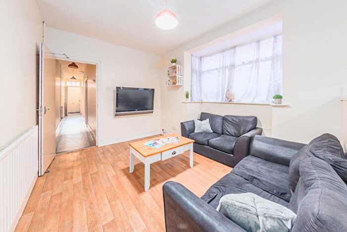 6 Bedroom Terraced House To Rent In Fosse Road South, Leicester, LE3