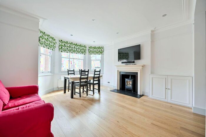 2 Bedroom Flat To Rent In Queens Club Gardens, Barons Court, London, W14