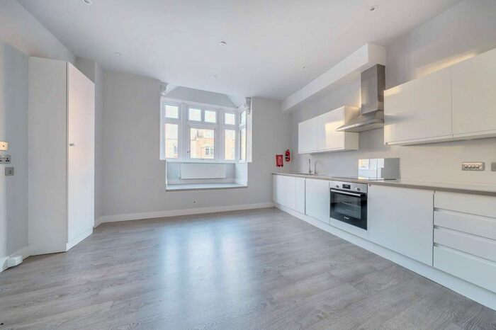 2 Bedroom Flat To Rent In New Cross Road, New Cross, London, SE14