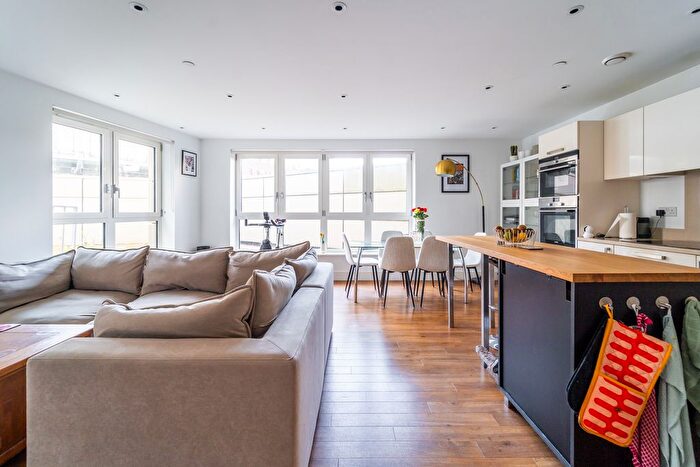 2 Bedroom Flat For Sale In Queensland Road, London, N7