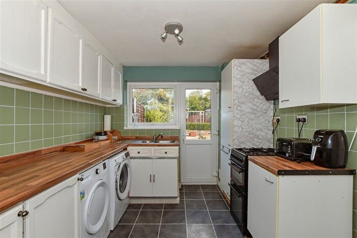3 Bedroom Semi-Detached House For Sale In Broomshaw Road, Barming, Kent, ME16