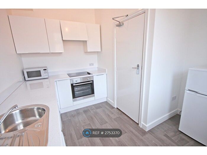 3 Bedroom Flat To Rent In Elm Av, Nottingham, NG3